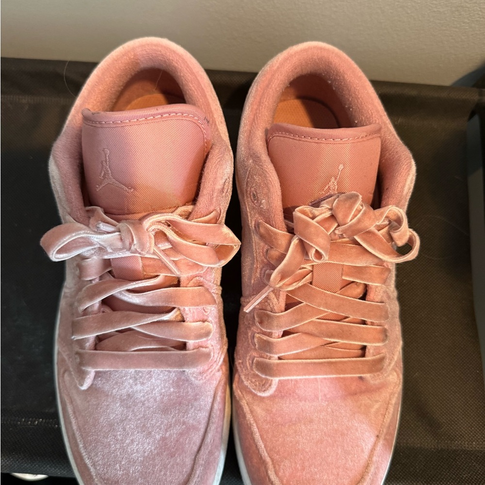 Air Jordan 1 Pink Velvet - Picture 2 of 3